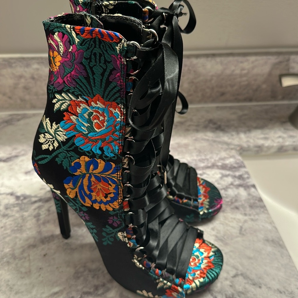GORGEOUS Floral Steve Madden Fuego Lace up Peep Toe Boots Heels -6.5